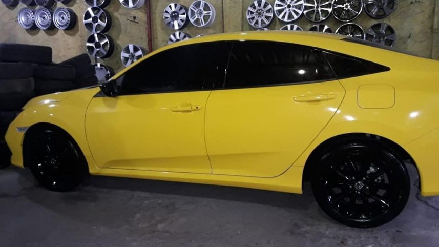 Honda Civic amarelo com jogo de rodas pretas feito pela Polimagic