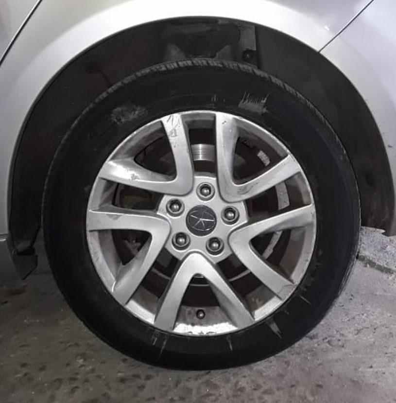 Roda com risco e desgaste antes do reparo